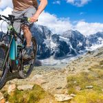 E-bike montagna vs città: quale scegliere e accessori indispensabili
